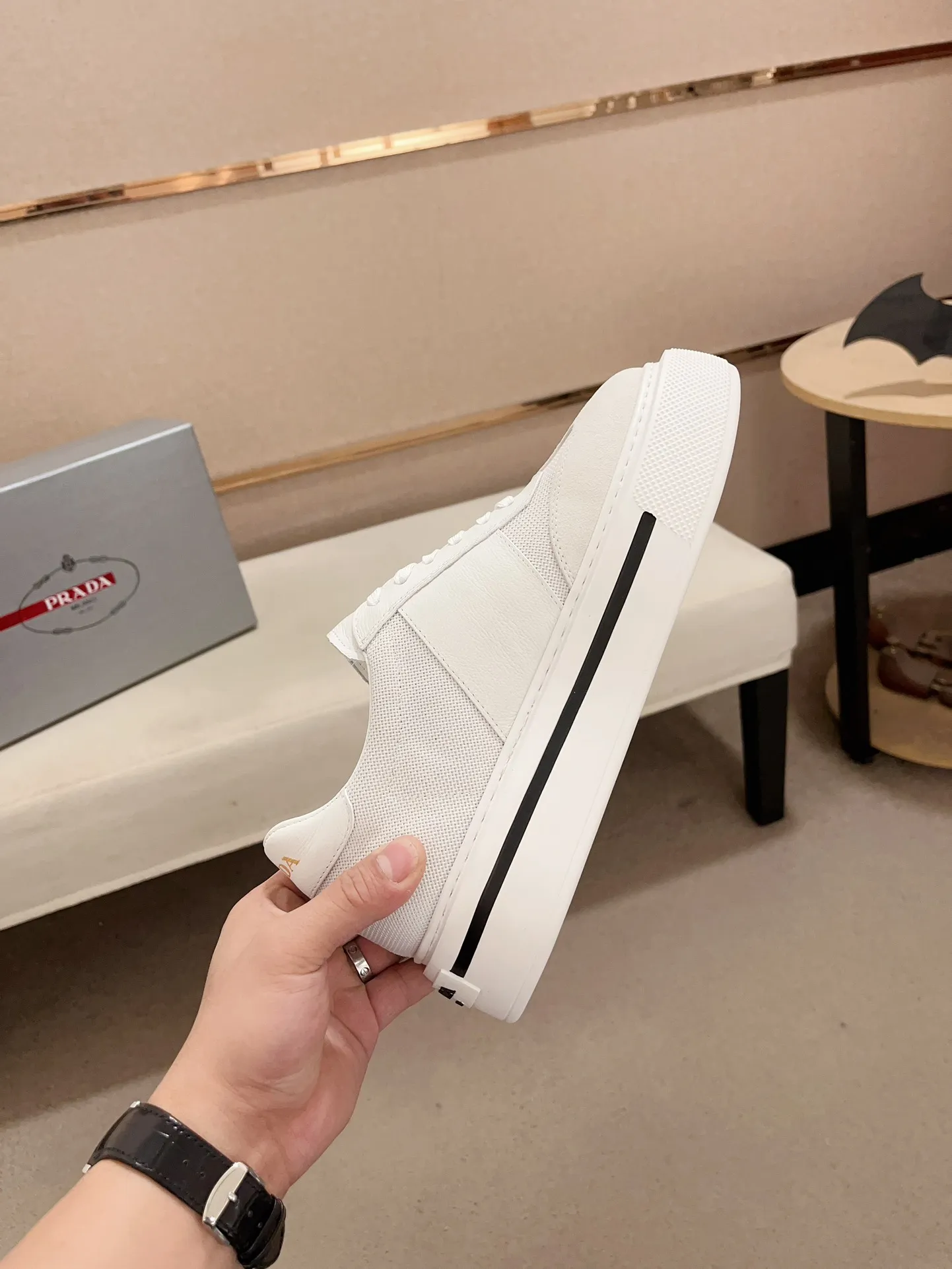 Men's shoes 💰 580💰 ✔️✔️✔️Higher version High-quality new PRADA (Prada) counters are launched simultaneously. The new men's shoes and 😘 fabrics are made of high-tech glue-spraying technology. Lining: Full cowhide lining. 👍🏿 High-end ☄️ air-cushion molded anti-slip rubber outsole, exquisite lines, simple and elegant, comfortable and high-end for leisure travel. Code number: 38 to 44 (45 can be customized and cannot be returned or exchanged)